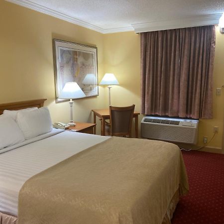 Bryson Inn Mount Airy Exteriör bild